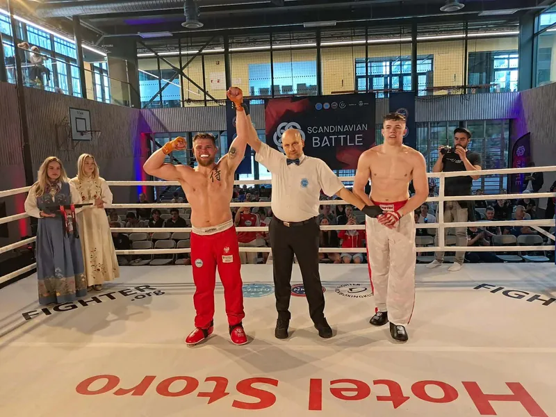 Janek Matyjaszczyk z uniesioną ręką po wygranej walce na gali Scandinavian Battle