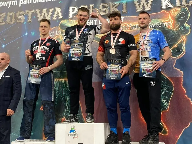 Janek Matyjaszczyk z medalem i dyplomem na podium mistrzostw Polski w Będzinie