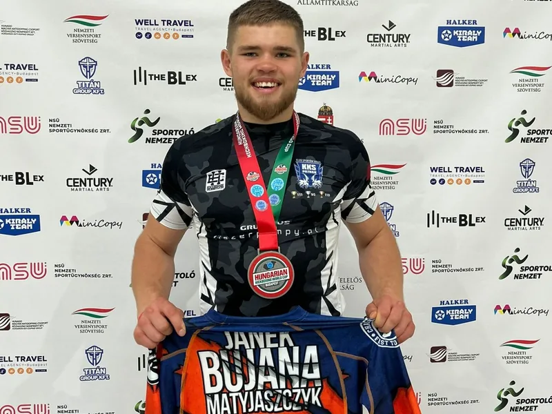 Janek Matyjaszczyk z medalem Hungarian Kickboxing World Cup 2025 i koszulką startową ze sponsorami
