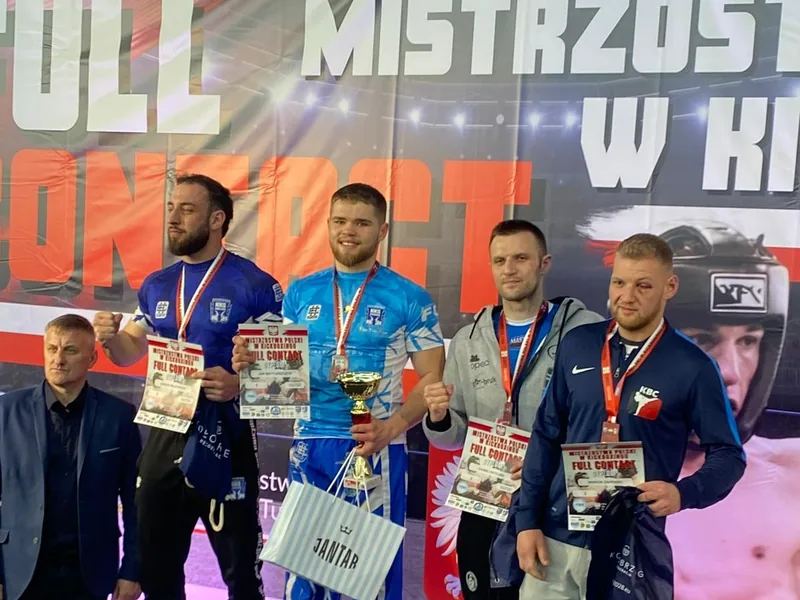 Janek Matyjaszczyk na podium mistrzostw Polski w kickboxingu